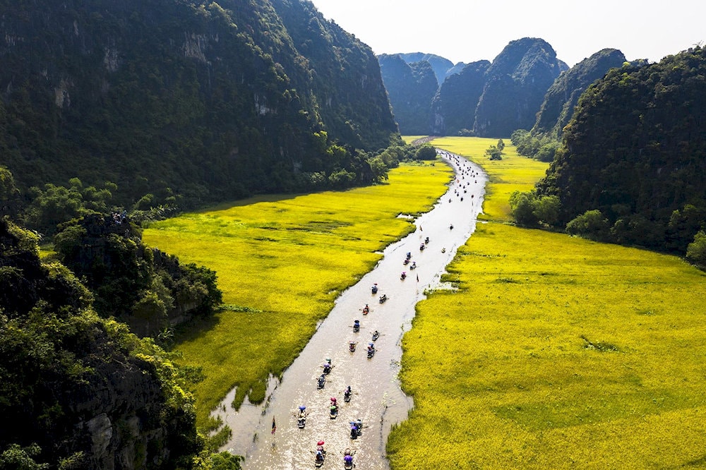 Tam Coc is renowned for its stunning landscapes of towering limestone peaks, lush rice paddies